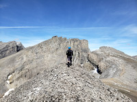 a pleasant ridgewalk to the summit at right